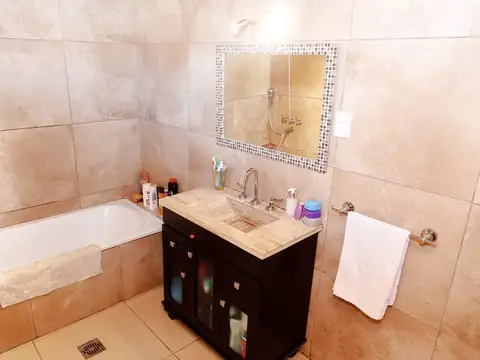 Casa 4 ambientes con 2 baños