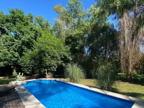 Casa quinta en Barrio la Florida con amplio parque y pileta!