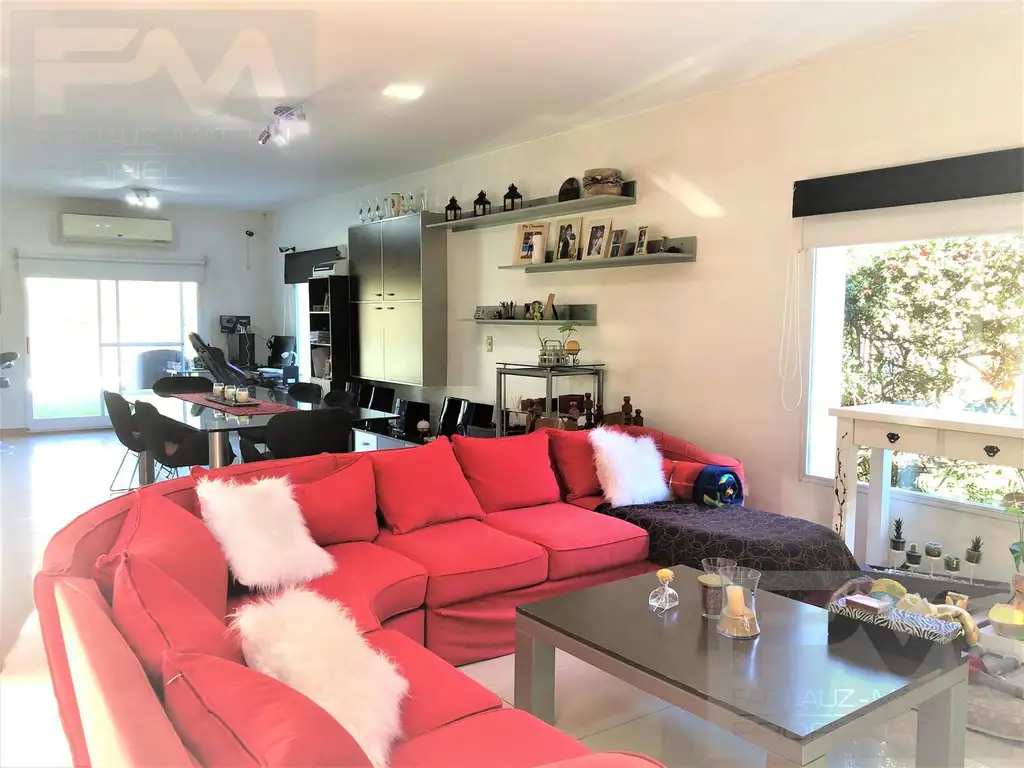 Casa - 213  m² Cubierta | 4 dormitorios | 14 años | 4 baños | 6 ambientes | 490  m² Terreno