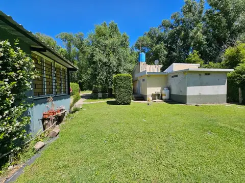 Casa con amplio parque cerquita del río