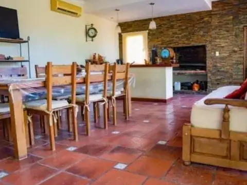 Casa 6 ambientes con 5 baños