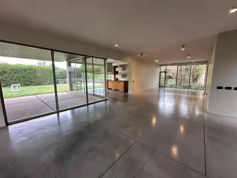 Casa 6 ambientes con 3 baños