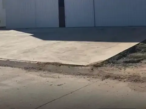 Nave industrial/ galpón en polo 52