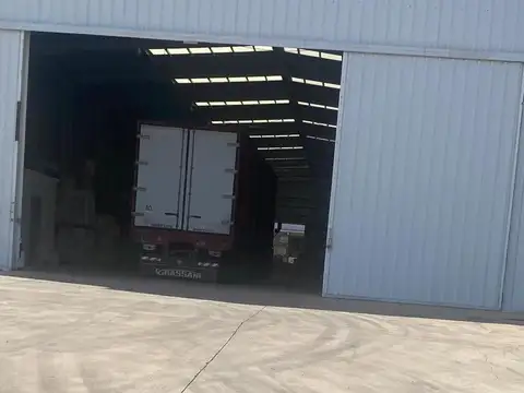 Nave industrial/ galpón en polo 52