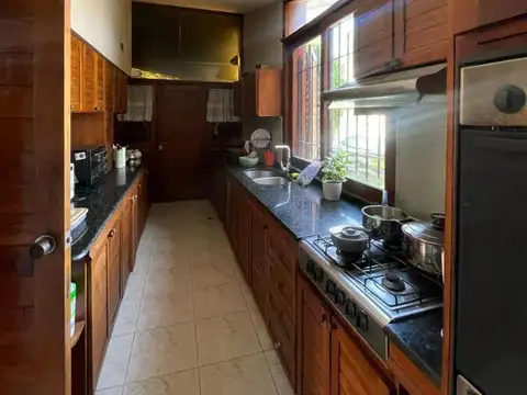Imponente propiedad 8 ambientes Castelar norte