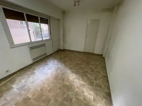 Monoambiente muy pequeño, a pasos Av. Rivadavia 