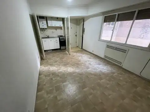 Monoambiente muy pequeño, a pasos Av. Rivadavia 