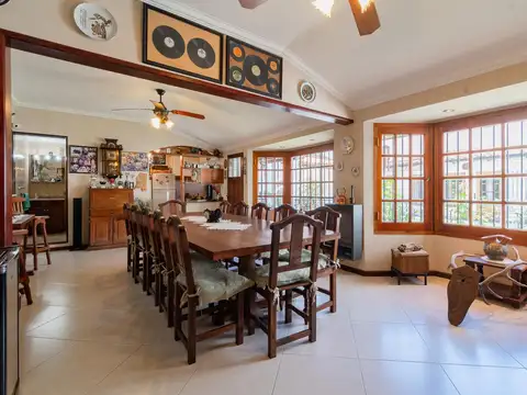 Casa 4 ambientes con 2 baños