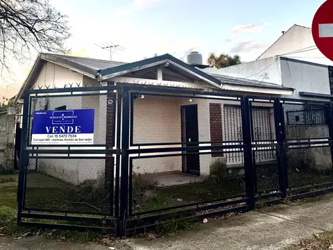 CASA EN VENTA 4 AMBIENTES -VILLA ADELINA -A REFACIONAR