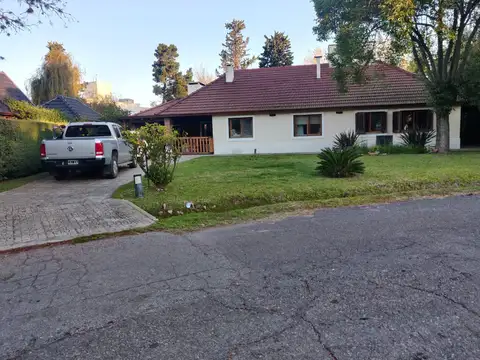 CASA EN VENTA DE 5 AMB. EN COUNTRY BCO. PROVINCIA DE FCO. ALVAREZ