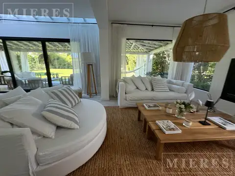 Casa en Alquiler con 2 cocheras