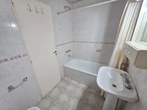 MONOAMBIENTE, CONTRAFRENTE con BALCÓN, a metros de Metrobus