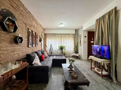 CASA + DEPTO A REFACCIONAR PARQUE VELEZ SARSFIELD