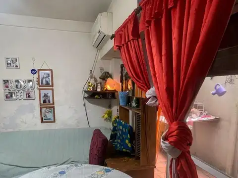 VENTA DEPARTAMENTO 2 AMBIENTES FLORESTA CON PATIO