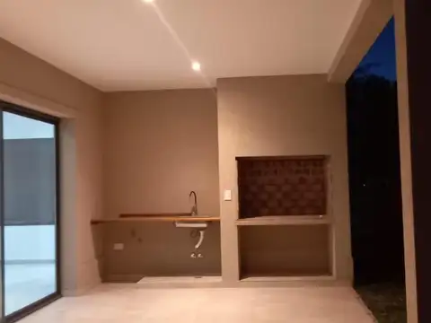 Divina Casa En Barrio Santo