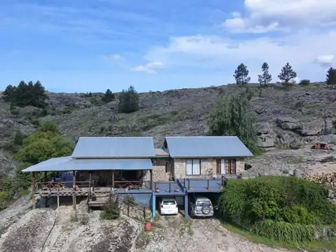 SE VENDE CASA CON ARROYO  7.4 H EN  LA CUMBRECITA