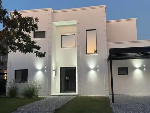 Casa 5 ambientes con 3 baños