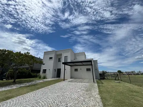 Venta de casa en dos plantas con pileta - SAN MATIAS AREA 1