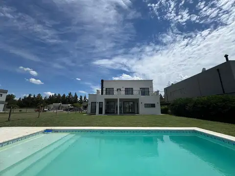 Casa en Venta con 2 cocheras