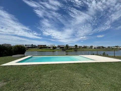 Venta de casa en dos plantas con pileta - SAN MATIAS AREA 1