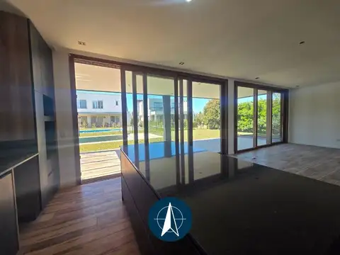 Casa en venta  en Castaños, Nordelta, 3 dormitorios  y escritorio con vista al lago