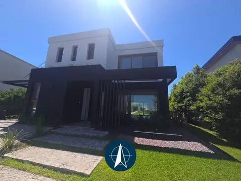 ¡Casa en venta  en Castaños, Nordelta, 3 dormitorios  y escritorio con vista al lago!