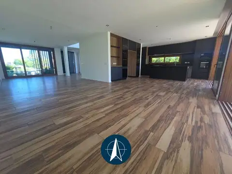 Casa en venta  en Castaños, Nordelta, 3 dormitorios  y escritorio con vista al lago de frente