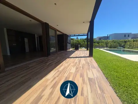 Casa en venta  en Castaños, Nordelta, 3 dormitorios  y escritorio con vista al lago de frente