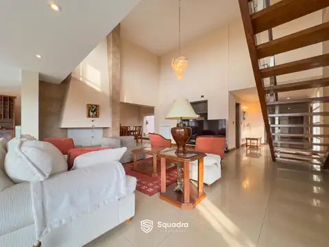 VENTA - Casa sobre la barranca de 3 dormitorios, piscina, jardín y cochera - Alberdi, Rosario.