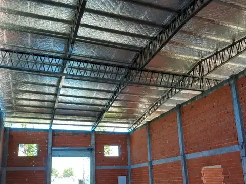 Galpones+ playón en alquiler sobre acceso oeste