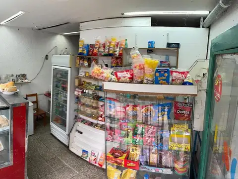 CASA  CON LOCAL COMERCIAL A RECICLAR