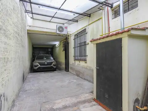 VENTA Casa 4 ambientes con Cochera Quincho y Patio con Pileta