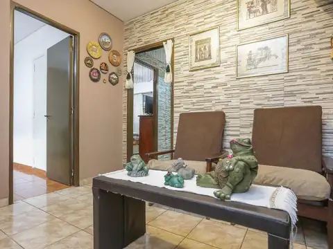 VENTA Casa 4 ambientes con Cochera Quincho y Patio con Pileta