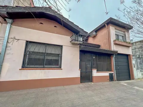 VENTA Casa 4 ambientes con Cochera Quincho y Patio con Pileta