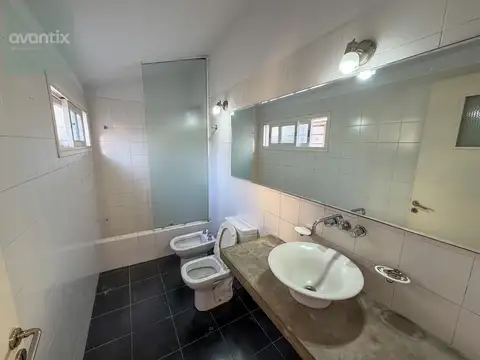 Casa en Alquiler con 1 cochera