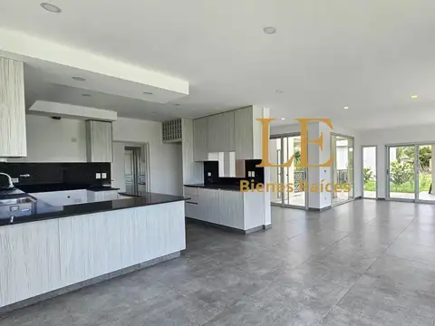 Casa en Venta con 5 cocheras