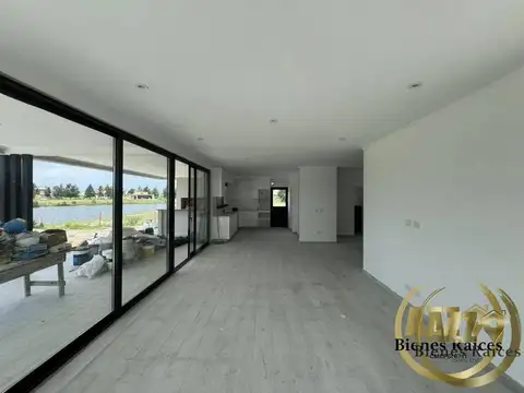 Casa 5 ambientes con 3 baños