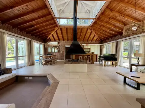 Casa 6 ambientes con 3 baños