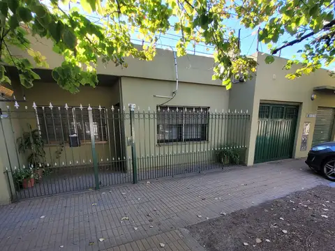 Excelente casa con local en esquina