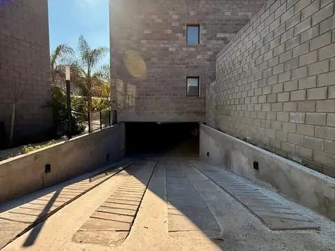 Venta cochera en barrio Amapolas, Pilar