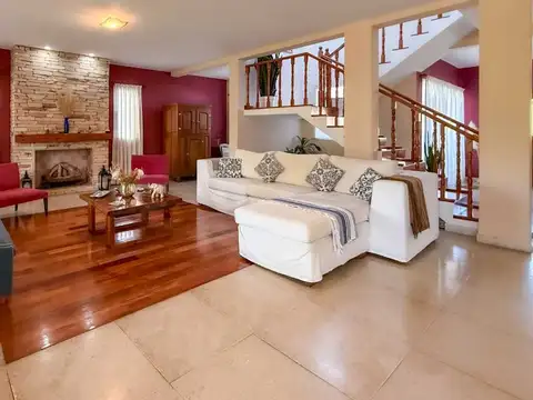 Casa en Venta con 2 cocheras