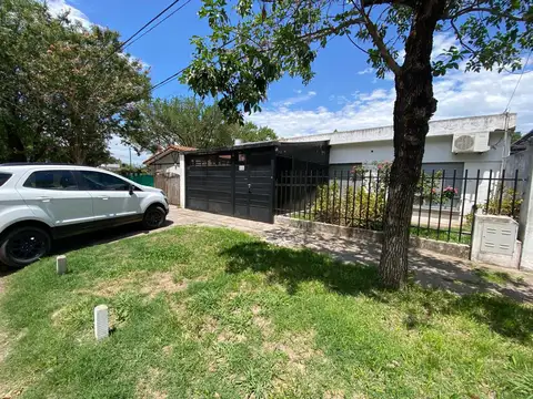 Casa en alquiler de 2 dormitorios con cochera doble y jardín  San Lorenzo 8100 Rosario