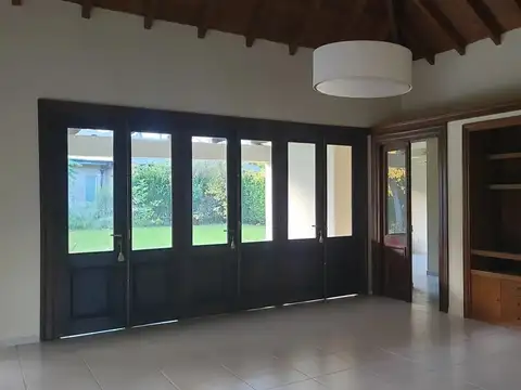 Casa en Alquiler con 3 cocheras