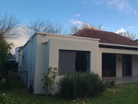 Casa en alquiler anual Barrio los Jazmines Pilar del este
