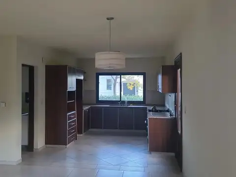 Casa en alquiler anual Barrio los Jazmines Pilar del este