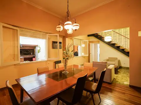 Casa 6 ambientes con 2 baños