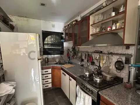 Casa en Villa Elisa . Amplio terreno, pileta y cancha de tennis.
