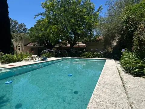 Casa en Villa Elisa . Amplio terreno, pileta y cancha de tennis.