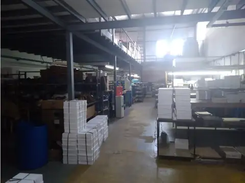 GALPÓN EN DOS PLANTAS MAS ENTREPISO C/ MONTACARGA -OFICINAS-