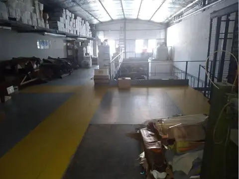 GALPÓN EN DOS PLANTAS MAS ENTREPISO C/ MONTACARGA -OFICINAS-